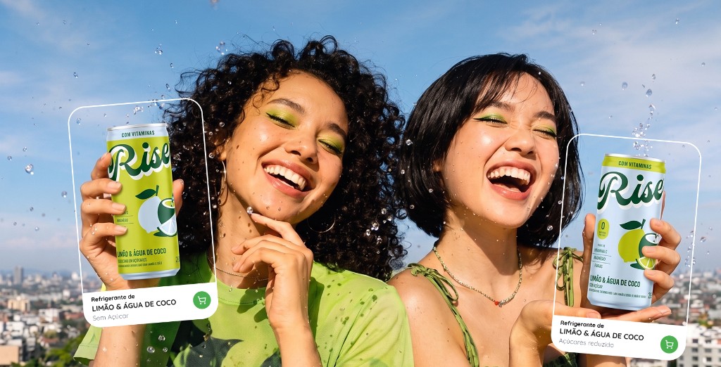 Duas mulheres sorrindo com latas Rise Limão & Água de Coco