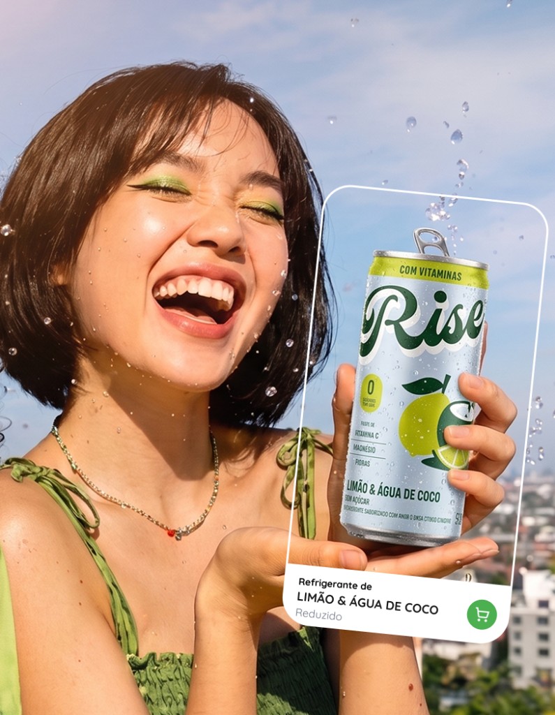 Mulher sorrindo com lata Rise Limão & Água de Coco