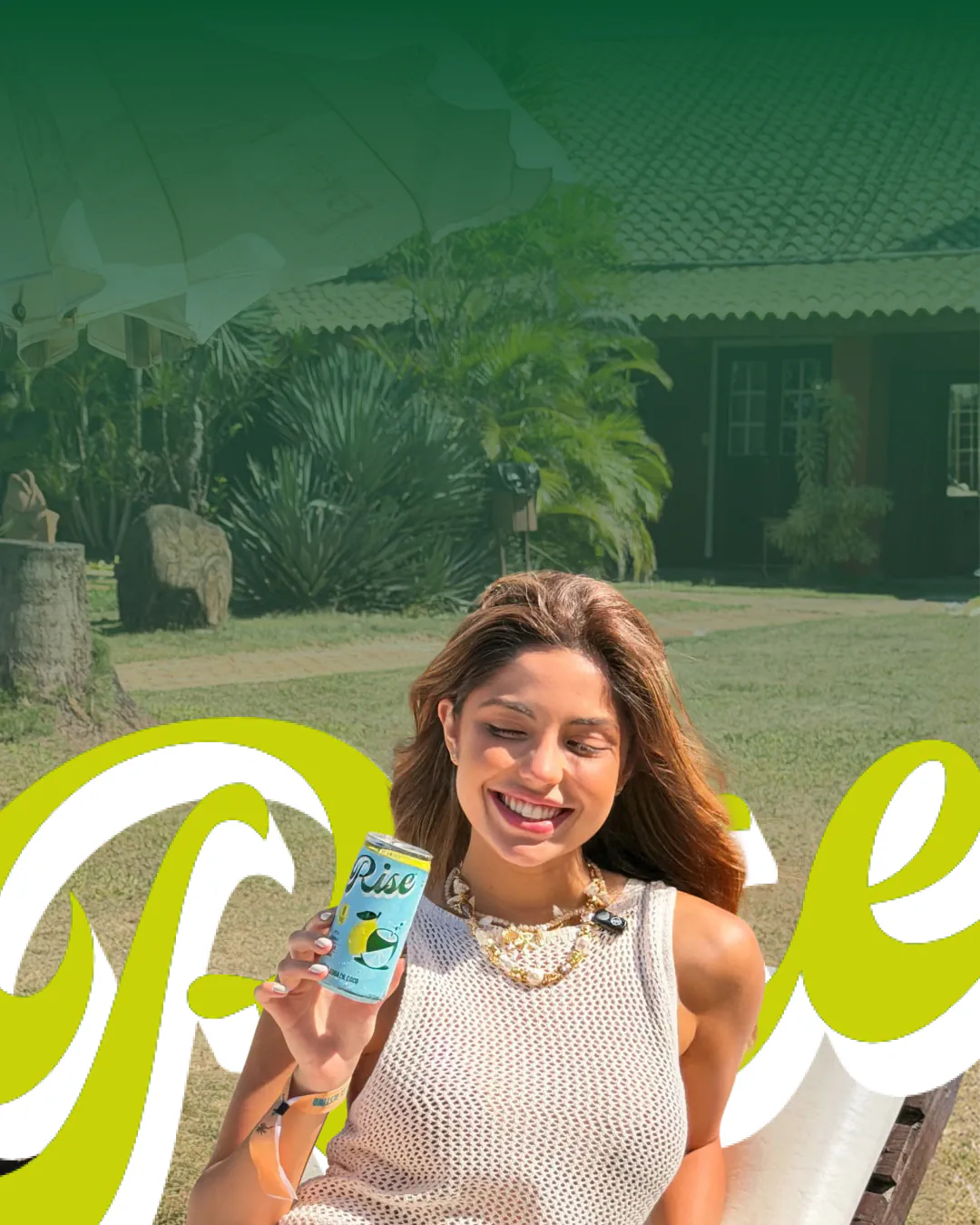 Mulher sorrindo com lata Rise Limão & Água de Coco